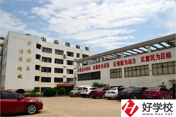 湖南有沒(méi)有招收復(fù)讀生的中專學(xué)校？有哪些招生專業(yè)？