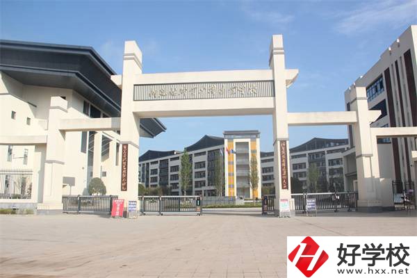懷化市新晃縣職業(yè)中專的管理怎么樣？嚴格嗎？