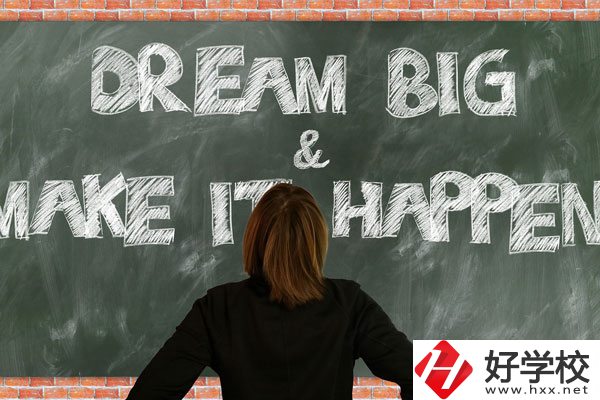 長沙鐵航職業(yè)中等技術學校有哪些專業(yè)？學費貴不貴？