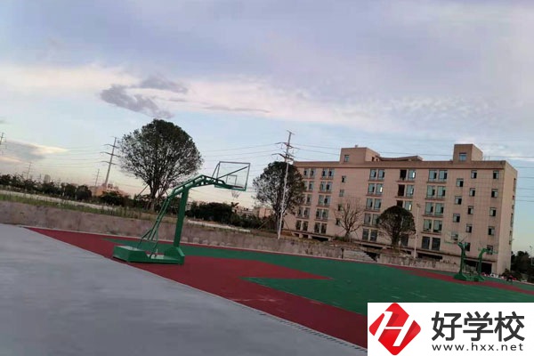 湘潭計(jì)算機(jī)技術(shù)學(xué)校是技校嗎？有什么專業(yè)？