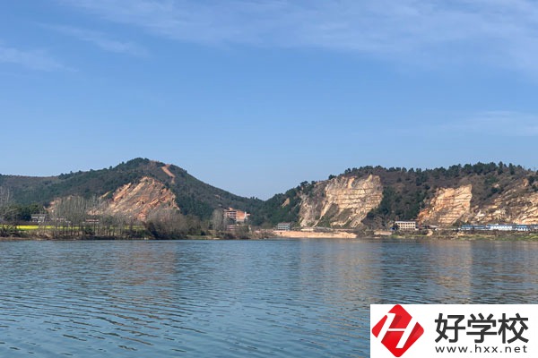 想當(dāng)廚師該選張家界哪所技工學(xué)校？