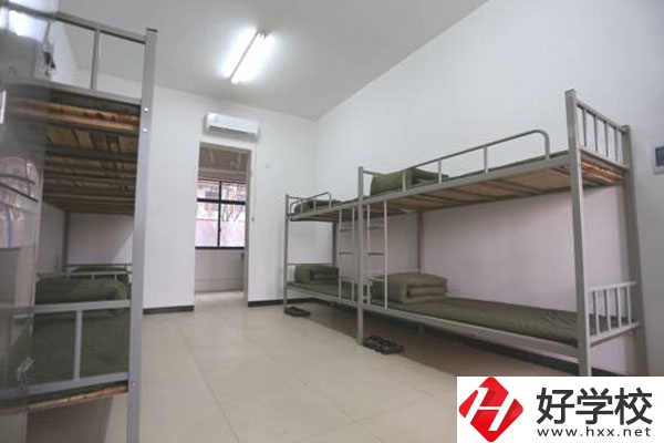 長沙湘都中等職業(yè)學(xué)校宿舍環(huán)境以及食堂環(huán)境怎么樣？