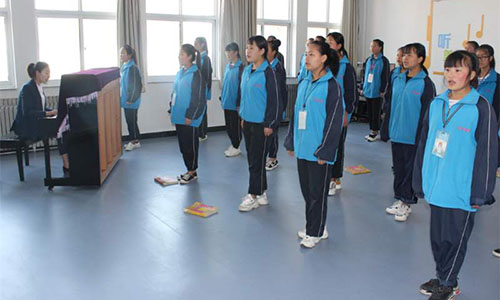 平?jīng)鍪新毥讨行?></center> 
<p><strong>平?jīng)鍪新毥讨行暮喗椋?/strong></p><p>平?jīng)鍪新毥讨行南群螳@得國家、省、市表彰獎勵，被評為“全國職工教育培訓示范點"、“全國成人教育先進單位”、“甘肅省教育 系統(tǒng)先進集體”、“甘肅省模范職工之家”、“全省中等職業(yè)學校信息化教學大賽優(yōu)秀組織單位”、“平?jīng)鍪薪逃到y(tǒng)先進集體”、“平安校園” 和“黨建綜合示范點”，連續(xù)多年獲縣委、縣政府年度教育工作先進集體等獎勵。</p><p>現(xiàn)有教職工84人，其中“雙師型”教師14名?，F(xiàn)有20個教學班，在校學生882名，彈性學籍學生300名，電大成人本、?？茖W生230名。開設(shè)旅游服務(wù)與管理、汽車運用與維修、護理、學前教育等7個專業(yè)，其中電子技術(shù)應(yīng)用和計算機應(yīng)用為市級示范性專業(yè)。</p><p>在崇信縣委、縣政府及縣教科局的正確領(lǐng)導和大力支持下，學校以黨的十九大精神及習近平新時代中國特色社會主義思想為指導，深入貫徹落實全國、省、市、縣教育工作會議各項決策部署，以辦人民滿意的教育為宗旨，按照“厚德強能、強化特色、精細管理、科學發(fā)展”的辦學思路，不斷創(chuàng)新辦學理念，持續(xù)推進教學改革，著力改善辦學條件，教育規(guī)模、質(zhì)量和效益得到了穩(wěn)步提高。</p><div   id=