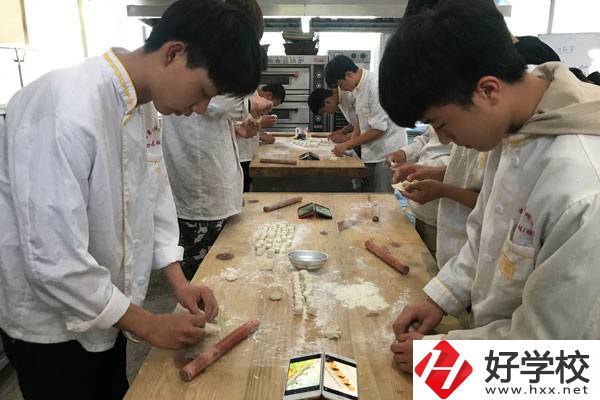 湖南懷化商業(yè)學(xué)校怎么樣？有哪些特色專業(yè)？