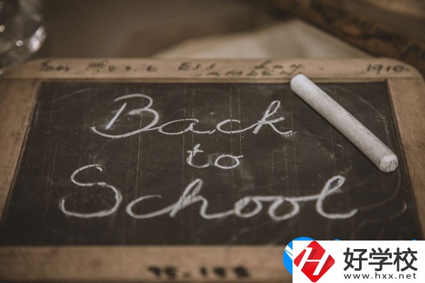 湘潭交通職業(yè)學(xué)校學(xué)費(fèi)貴不貴，宿舍怎么樣？