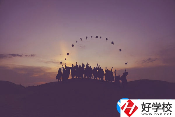 湘潭交通職業(yè)學(xué)校學(xué)費(fèi)貴不貴，宿舍怎么樣？