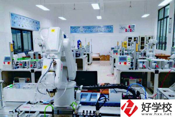 望城區(qū)職業(yè)中專是什么性質的學校？一學期要多少錢？