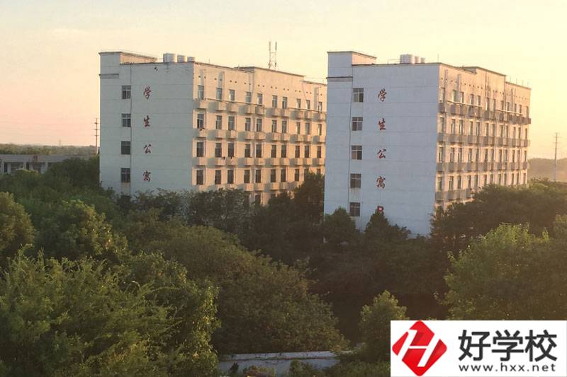 湘潭科旺電腦職業(yè)中專的設(shè)施和管理怎么樣？