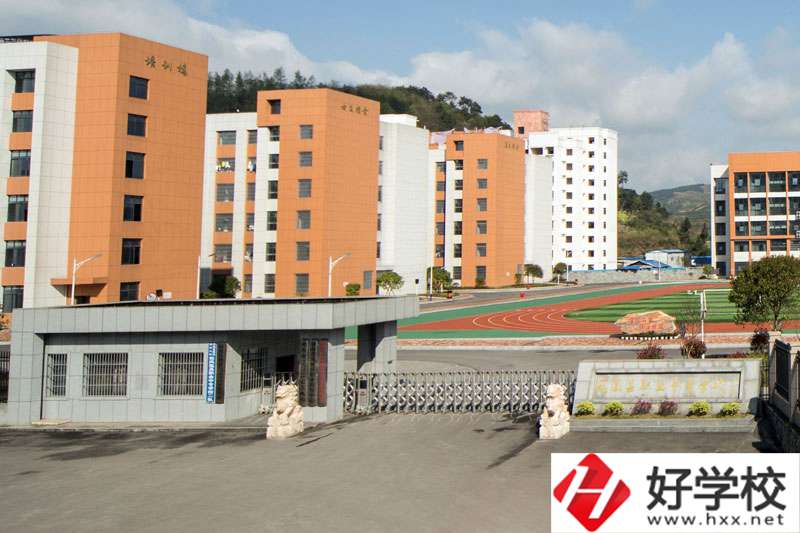 鳳凰縣職業(yè)中專學校大門
