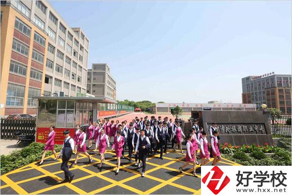長(zhǎng)沙涉外旅游職業(yè)中專大門(mén)