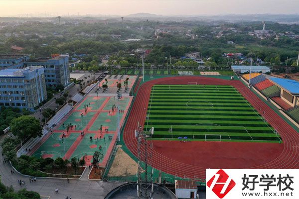 湘潭工貿(mào)中專招收往屆生嗎？