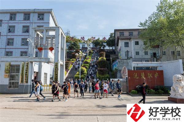 懷化中專學(xué)汽修一年要花多少錢？有哪些中?？梢酝扑]？