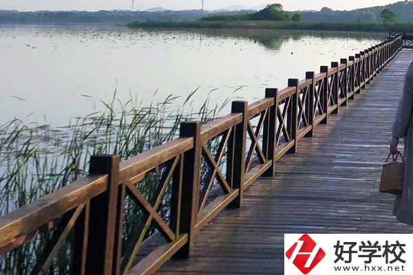 鳳凰縣育英民族學(xué)校怎么樣？有什么特色專業(yè)？