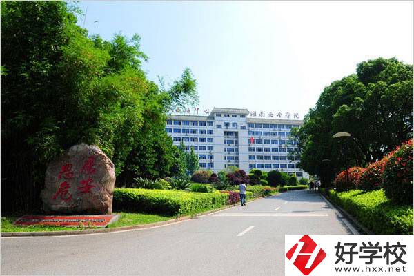 湖南有學(xué)煙花爆竹專業(yè)的職校嗎？這個(gè)專業(yè)怎么樣？