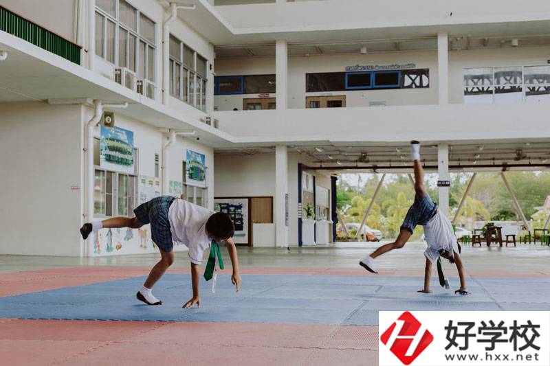 湖南護(hù)理學(xué)校是什么性質(zhì)的學(xué)校？是公辦的嗎？
