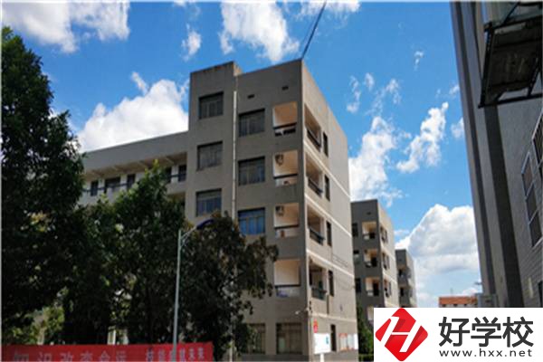 在婁底有開設(shè)航空專業(yè)的職校嗎？學(xué)航空專業(yè)有前途嗎？