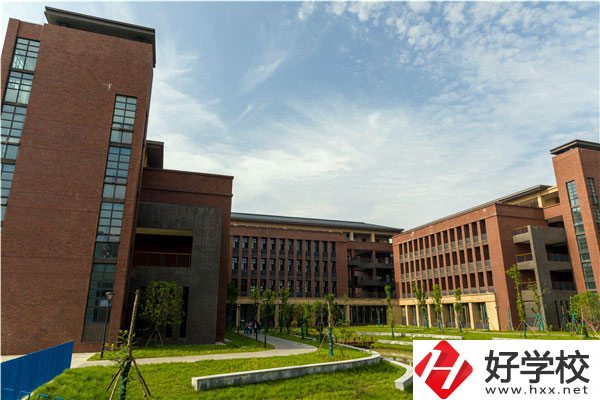 在常德財經(jīng)學(xué)校學(xué)會計，發(fā)展前景怎么樣？